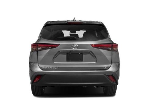 Used 2022 Toyota Highlander LE FWD image 5