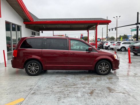 Used 2017 Dodge Grand Caravan SXT FWD image 4