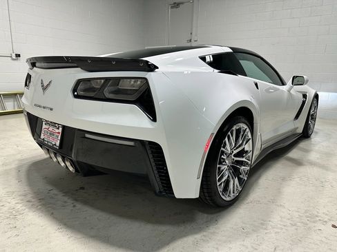 Used 2015 Chevrolet Corvette Z06 w/ 3LZ Preferred Equipment Group RWD image 8