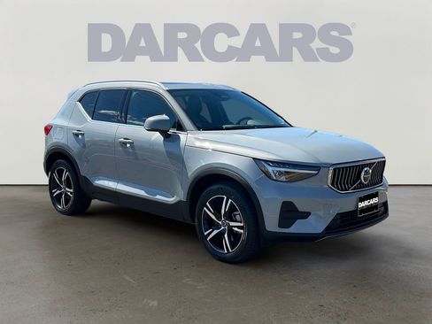 Used 2025 Volvo XC40 B5 Core AWD/4WD image 1