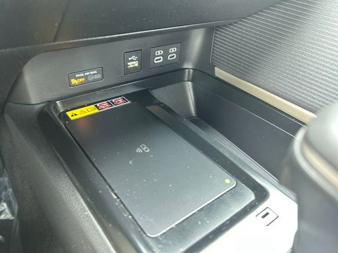 Used 2025 Toyota Camry SE image 35