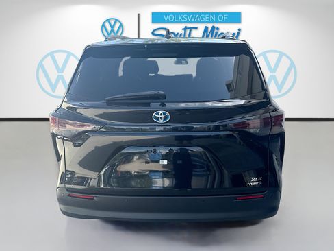 Used 2024 Toyota Sienna XLE FWD image 6