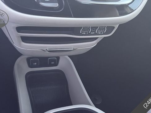 Used 2021 Chrysler Pacifica Touring-L image 23