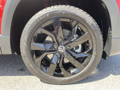 Certified 2024 Volkswagen Taos SE w/ Panoramic Sunroof Package FWD image 11