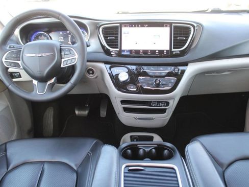 Used 2023 Chrysler Pacifica Touring-L FWD image 17
