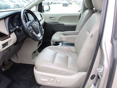 Used 2017 Toyota Sienna XLE Premium image 16