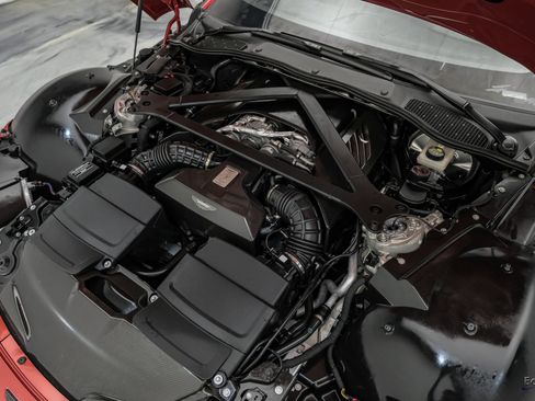 Used 2019 Aston Martin V8 Vantage Coupe RWD image 93