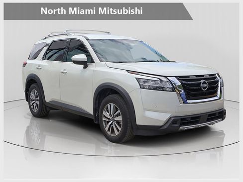 Used 2024 Nissan Pathfinder SL FWD image 1