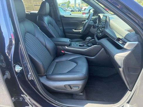 Used 2022 Toyota Highlander XSE FWD image 18