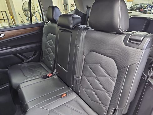 Used 2025 Volkswagen Atlas SE image 14