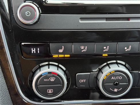 Used 2015 Volkswagen Passat 1.8T SEL Premium image 20