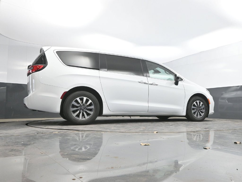 Used 2023 Chrysler Pacifica Touring-L FWD image 38
