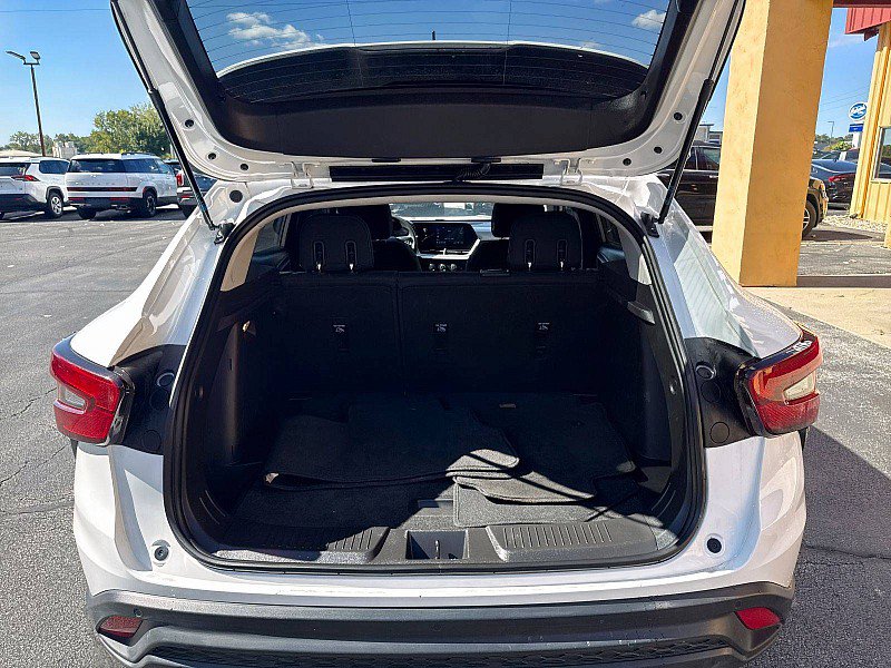 Used 2025 Chevrolet Trax LS w/ LS Convenience Package FWD image 17