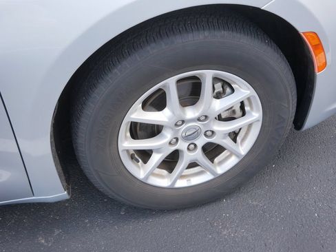 Used 2023 Chrysler Pacifica Touring-L FWD image 5