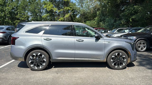 Used 2025 Kia Sorento SX FWD image 2