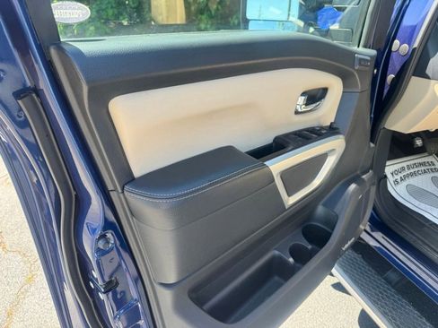 Used 2017 Nissan Titan SL AWD/4WD image 15
