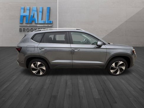 Certified 2025 Volkswagen Taos SE image 5