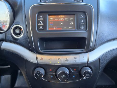 Used 2019 Dodge Journey SE image 12