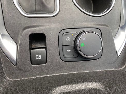 Used 2023 Chevrolet Traverse LT image 40