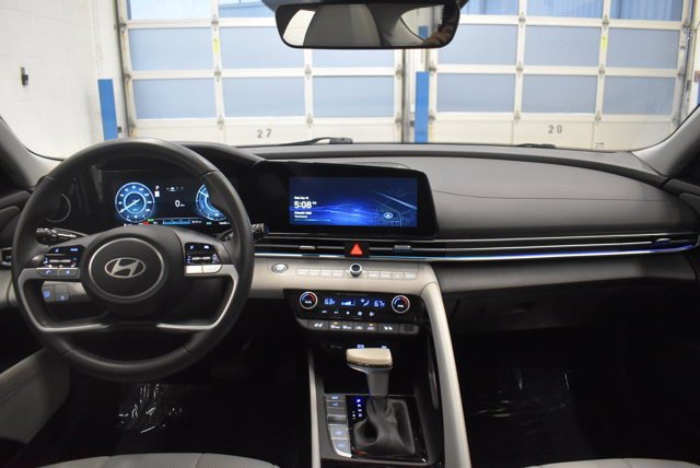 Used 2025 Hyundai Elantra Limited FWD image 5