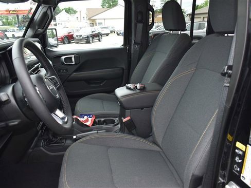 Used 2025 Jeep Wrangler Unlimited Sahara AWD/4WD image 10