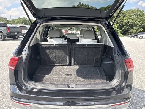 Used 2018 Volkswagen Tiguan SE w/ Panoramic Sunroof Package FWD image 24