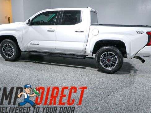 Used 2024 Toyota Tacoma TRD Sport AWD/4WD image 10
