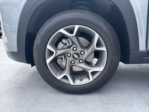 Used 2025 Chevrolet Trax LT FWD image 27