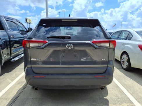 Used 2021 Toyota RAV4 LE FWD image 5