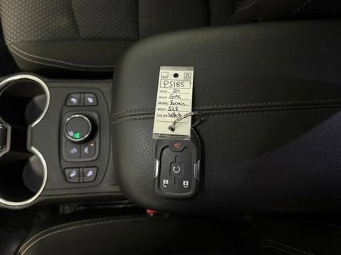 Used 2024 GMC Terrain SLE w/ Driver Convenience Package FWD image 21