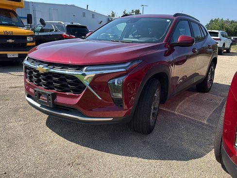 Used 2025 Chevrolet Trax LT w/ LT Convenience Package FWD image 1