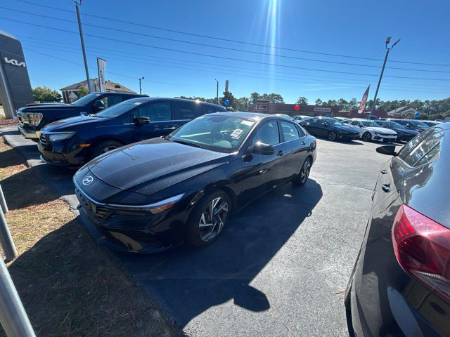Used 2024 Hyundai Elantra Limited FWD image 3