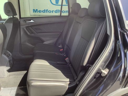 Used 2022 Volkswagen Tiguan SE w/ Panoramic Sunroof Package AWD/4WD image 13