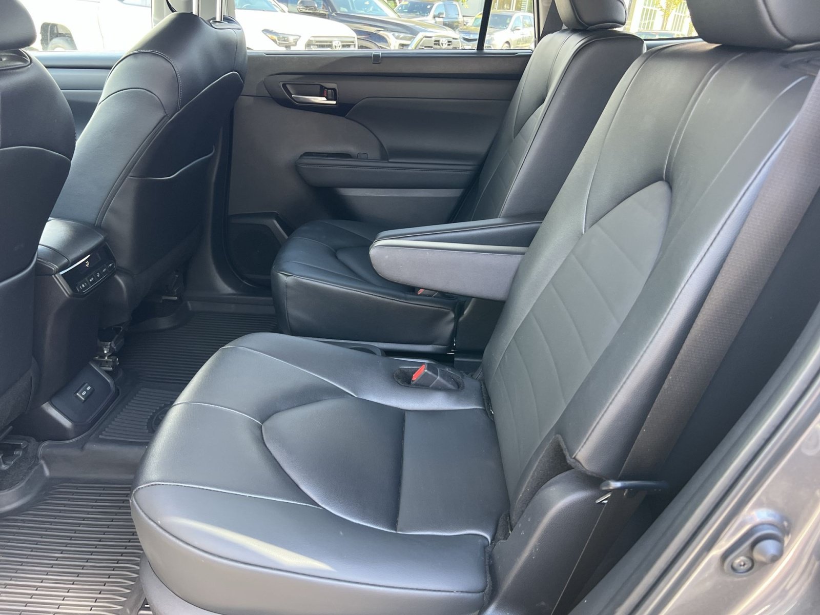 Used 2025 Toyota Highlander XLE AWD/4WD image 25