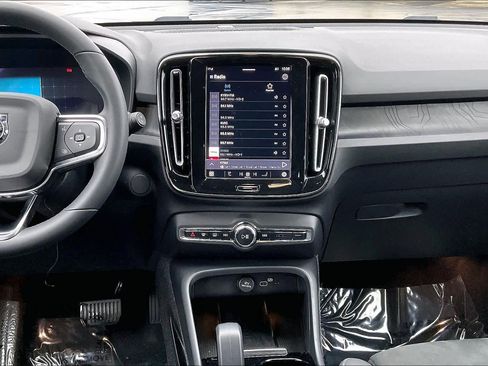 Used 2023 Volvo XC40 Recharge Ultimate image 9