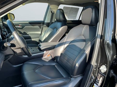 Used 2022 Toyota Highlander XLE image 10