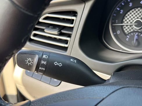 Used 2020 Hyundai Elantra Limited image 41