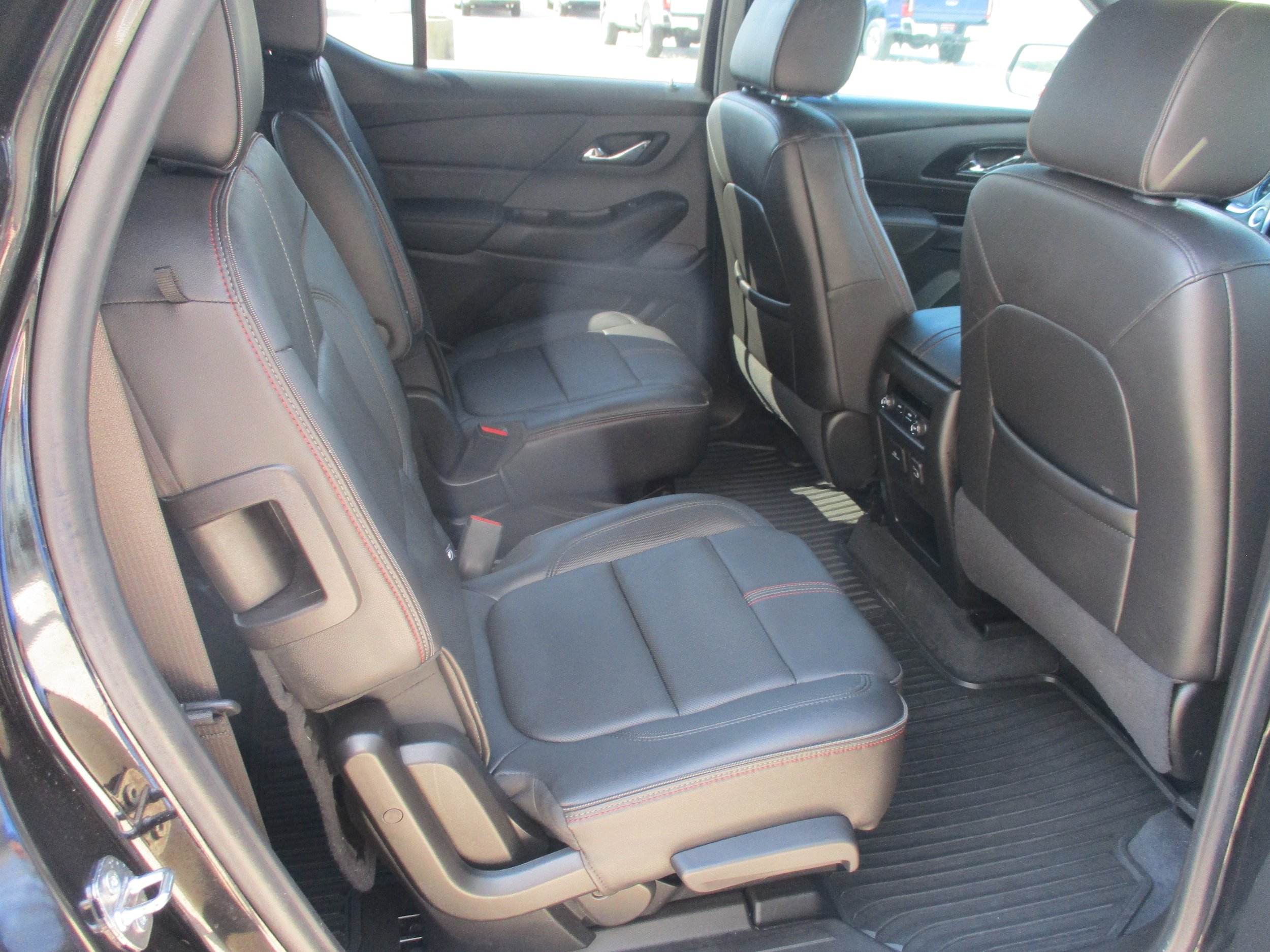 Used 2023 Chevrolet Traverse RS FWD image 10