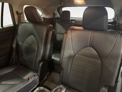 Used 2024 Toyota Highlander XLE FWD image 14