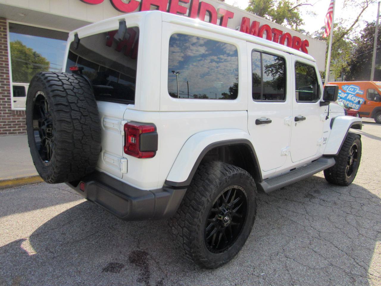Used 2019 Jeep Wrangler Unlimited Sahara w/ Uconnect 4C Nav & Sound Group AWD/4WD image 12