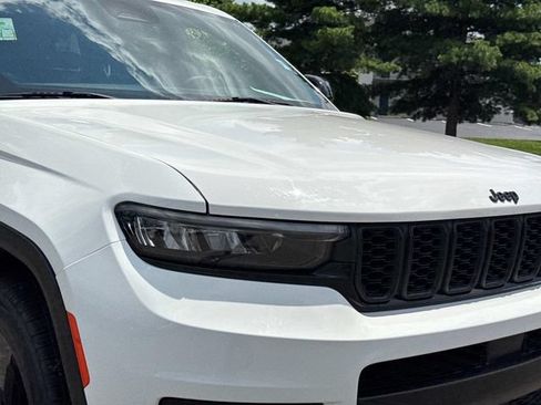 Used 2023 Jeep Grand Cherokee L Laredo AWD/4WD image 11