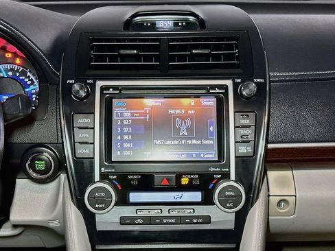 Used 2014 Toyota Camry XLE w/ Leather Package FWD image 11