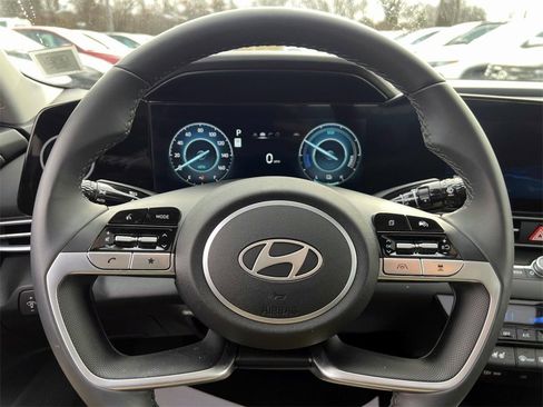 Certified 2025 Hyundai Elantra Limited image 28