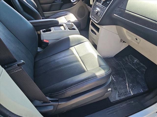 Used 2016 Chrysler Town & Country Touring FWD image 22