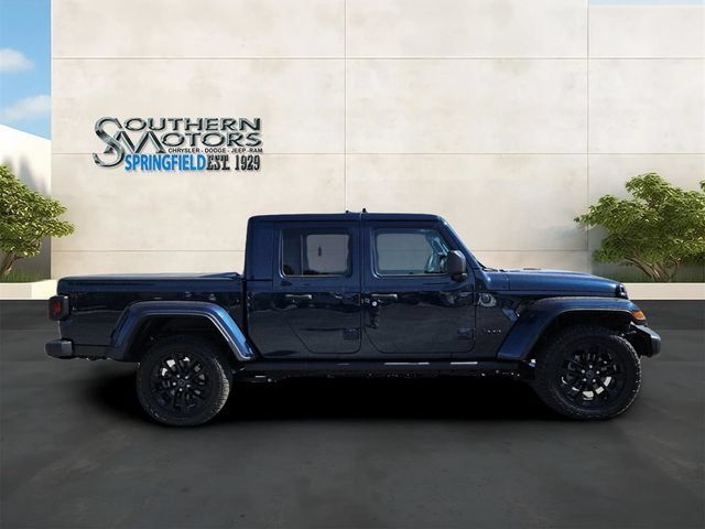 Used 2025 Jeep Gladiator Sport AWD/4WD image 6