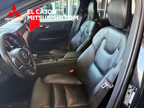 Used 2019 Volvo XC60 T5 Momentum w/ Multimedia Package AWD/4WD image 11