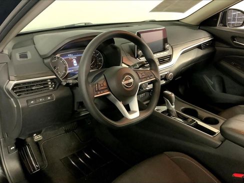 Used 2025 Nissan Altima 2.5 SV image 14