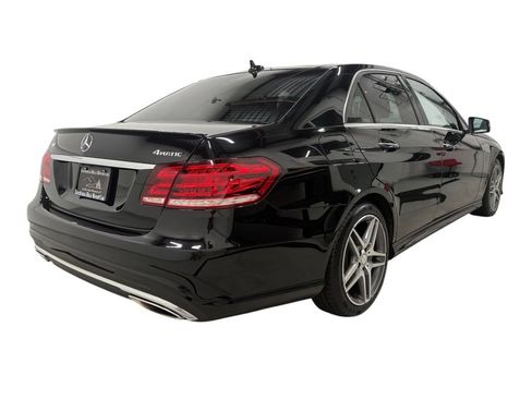 Used 2016 Mercedes-Benz E 400 4MATIC Sedan image 4