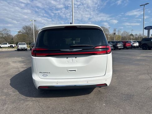Used 2023 Chrysler Pacifica Touring-L image 4