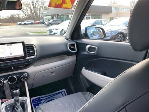 Used 2024 Hyundai Venue Limited image 21